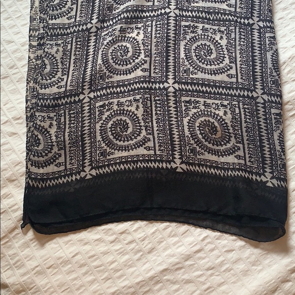 Black and White patterned scarf - Picture 2 of 4